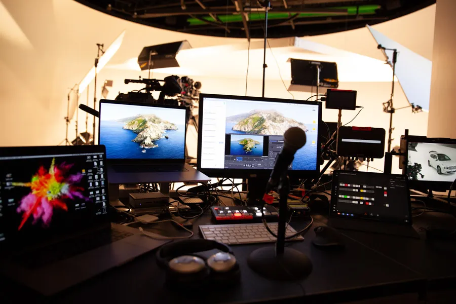 Streaming-Regieplatz mit Monitoren und Mikrofon im Fotostudio