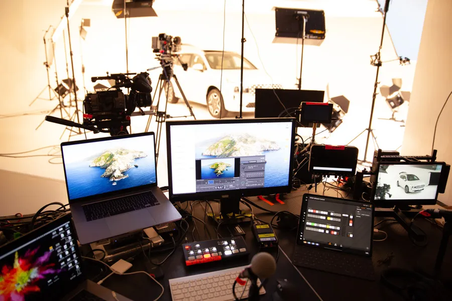 Livestream-Regie mit Laptop, Vorschaumonitoren und Kamera im Studio