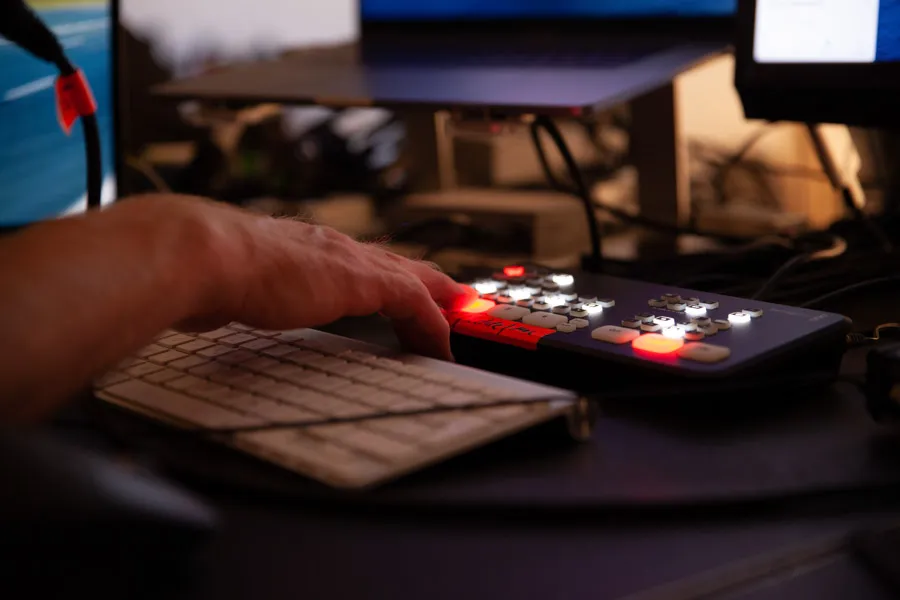 Hand am Bildmischer während eines Livestreams