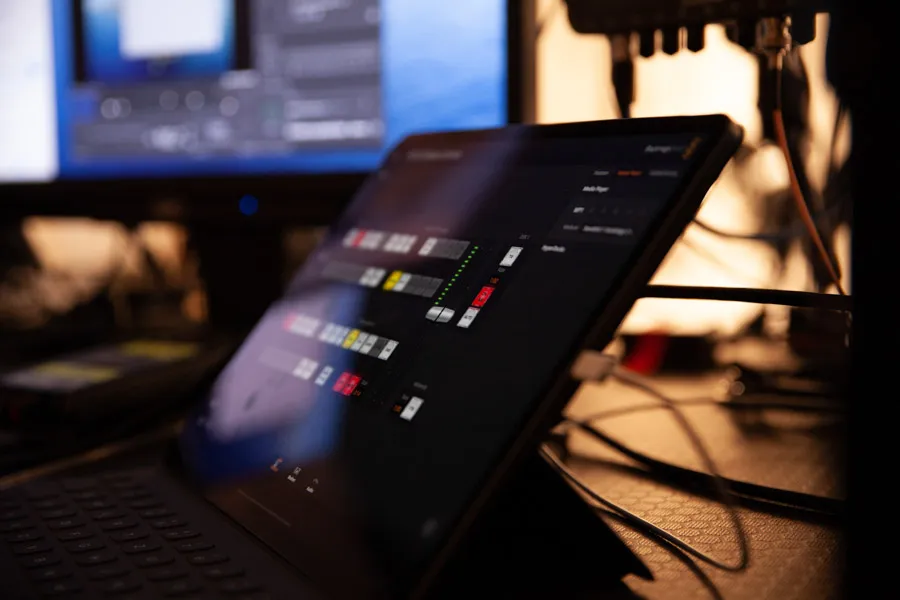 Tablet mit Streaming-Steuerung im Halbdunkel