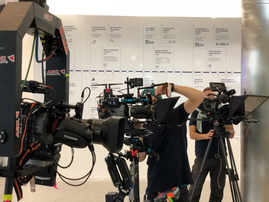 Kamerateam mit Studiokameras bei einer Produktion