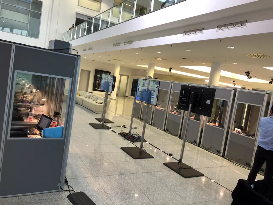 Dolmetscherkabinen und Monitore in einem Foyer