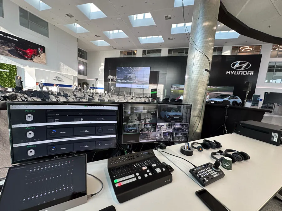 Regietisch mit Bildmischer und Monitoren in einem Hyundai-Showroom